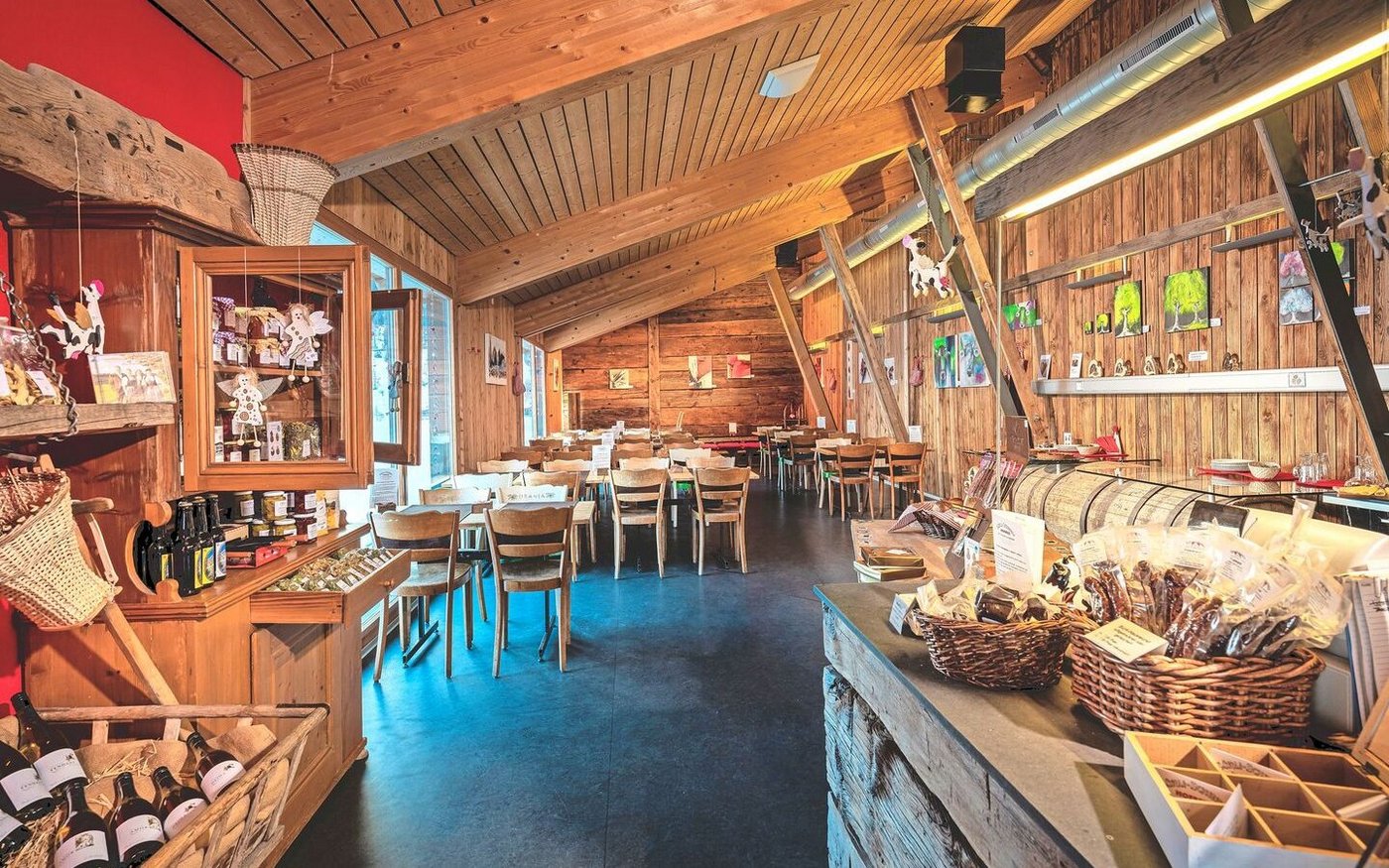 In der Hofbeiz werden zum einen Gäste bewirtet. Zum anderen werden Produkte vom Betrieb und aus der Region über die Theke verkauft.