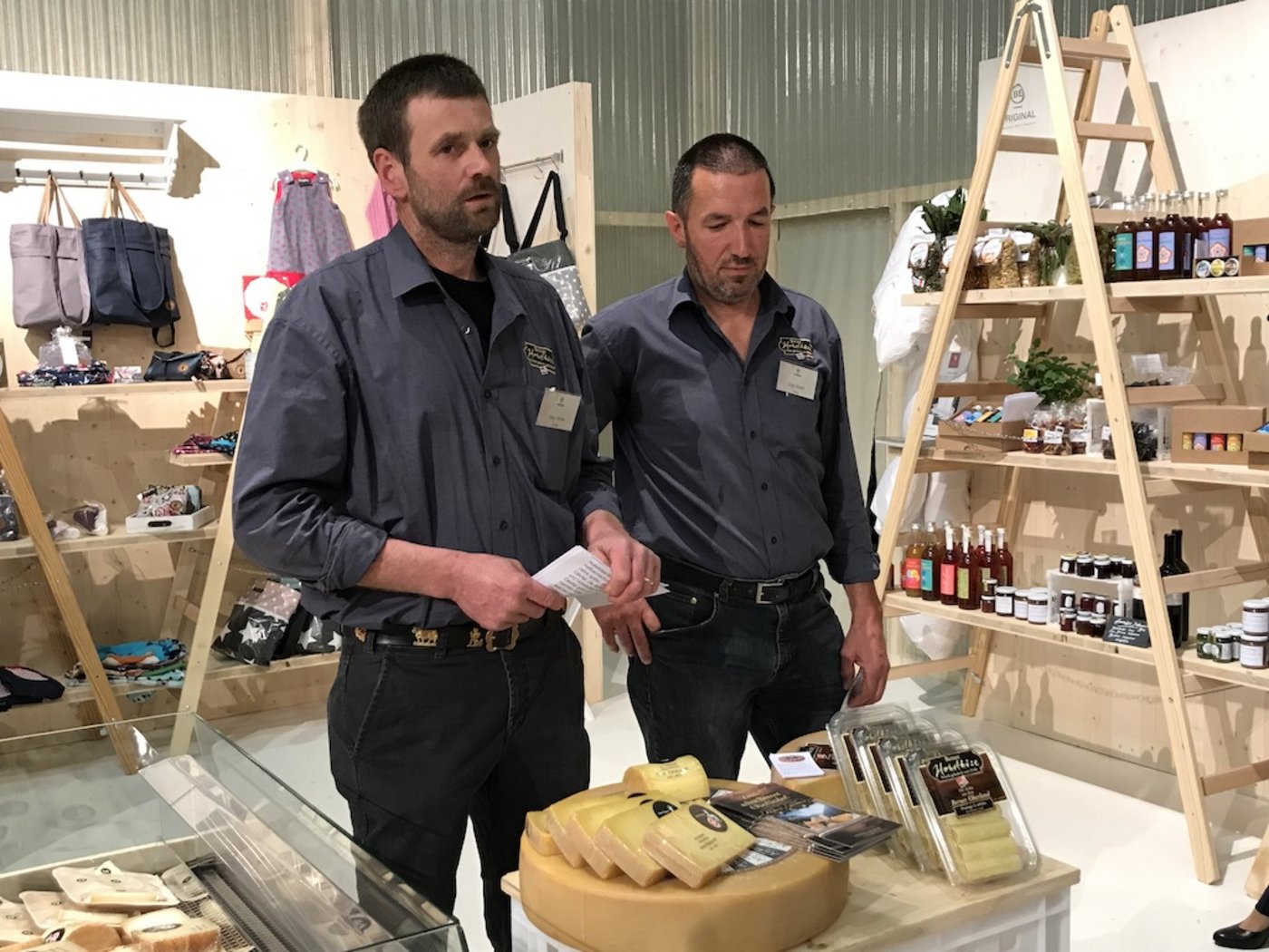 Hans Kohler, Präsident (links)  und Godi Knutti, Vizepräsident Casalp (rechts), präsentierten in der Genusshalle den Berner Alp- und Hobelkäse AOP einem interessierten Fachpublikum anlässlich des Lanat-Tages.