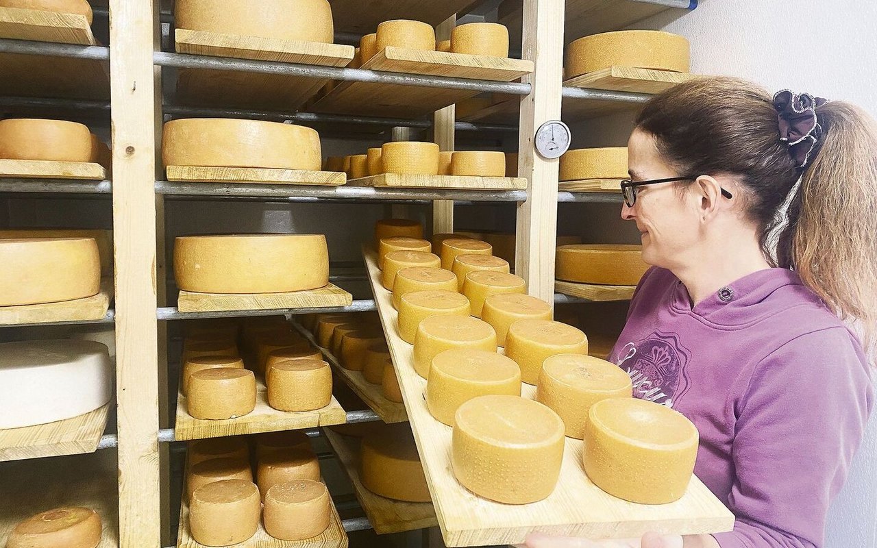 In der neugebauten Käserei stellt Emanuela Schneeberger Halbharten, Mutschli und Frischkäse her.