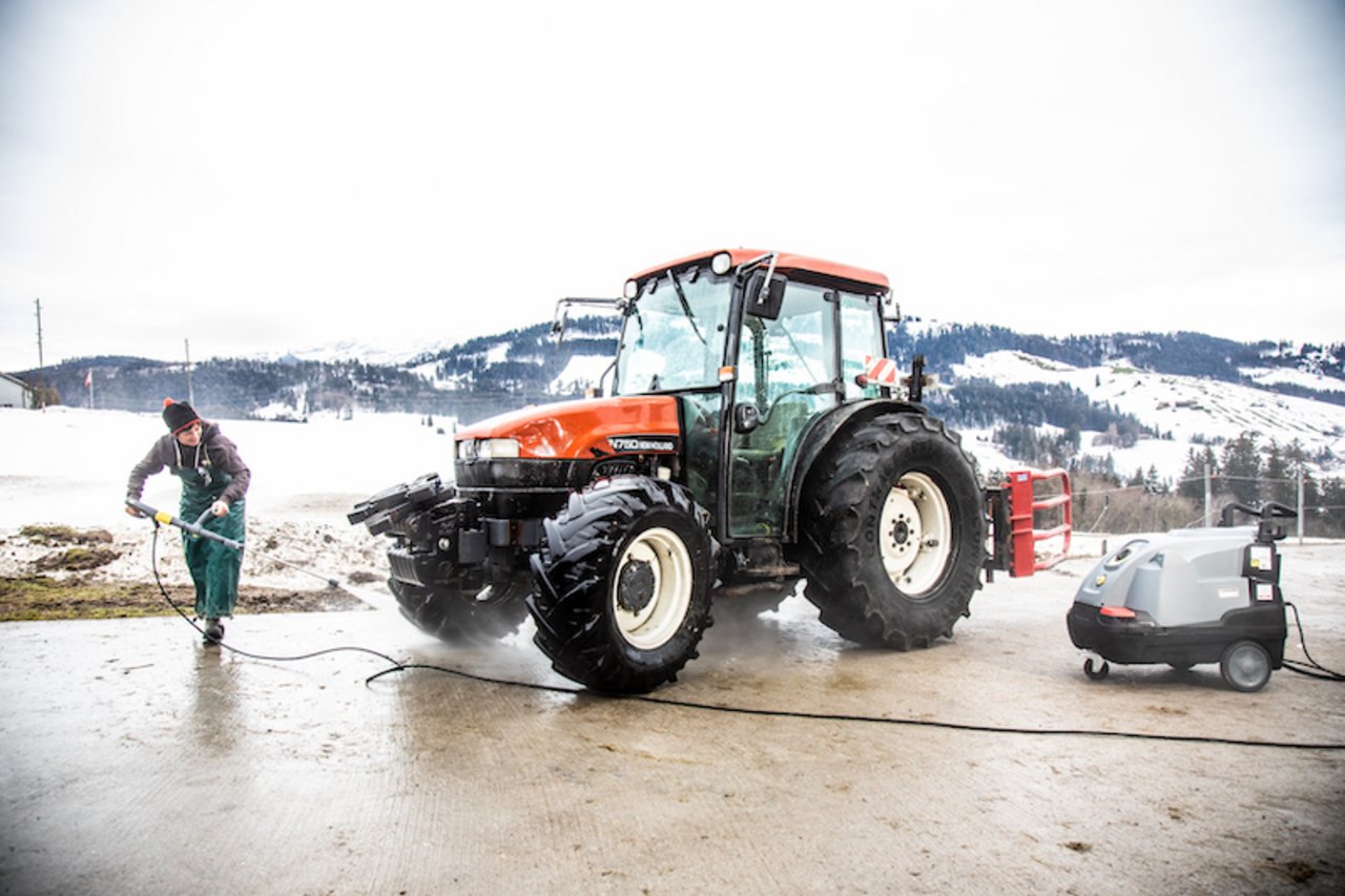 Der New Holland soll glänzen: Marianne Dietrich bei der Reinigung des Traktors.