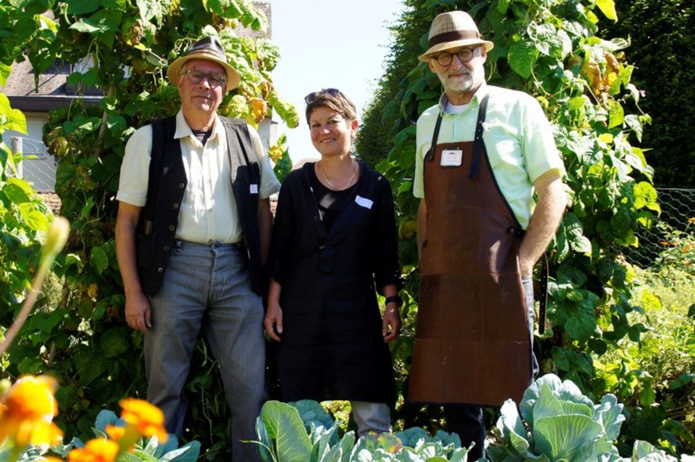 Ein Teil des Projektteams, das den Bildungssortengarten ins Leben gerufen hat: (v.l.) Urs Bucher (Kapuzinerkloster Solothurn), Christine Künzi (PH FHNW) und Jürg Hädrich (Artha Samen). (Bilder lid/mg)