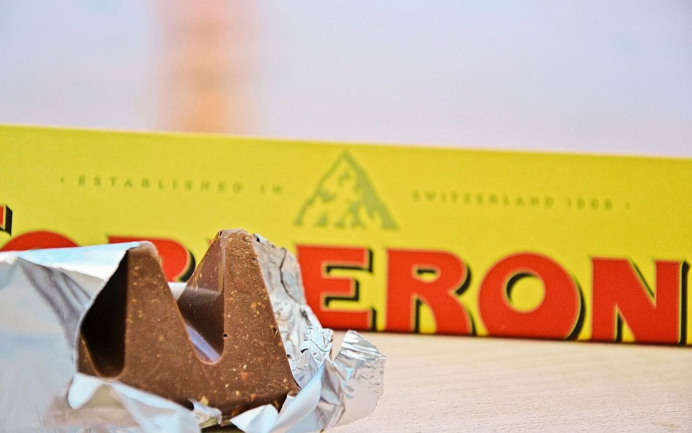 Die Dreiecksform und der Berg auf der Verpackung sind geblieben. Aber es ist nicht mehr das Matterhorn, und die Produktion erfolgt teilweise in der Slowakei statt in der Schweiz.