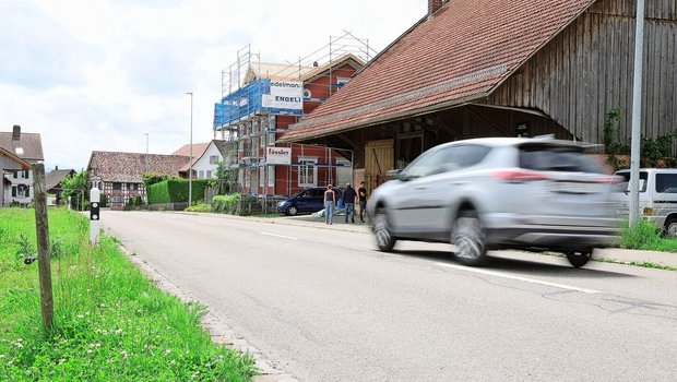 Die Autos auf der Ka Die Autos auf der Kantonsstrasse vor dem Betrieb fahren schnell und gerade während Stosszeiten in hohen Kadenzen.
