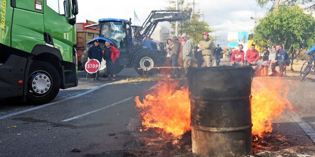 Französische Bauern blockieren mit ihren Traktoren die Rheinbrücke zwischen Kehl und Strassburg. (Bild Keystone)