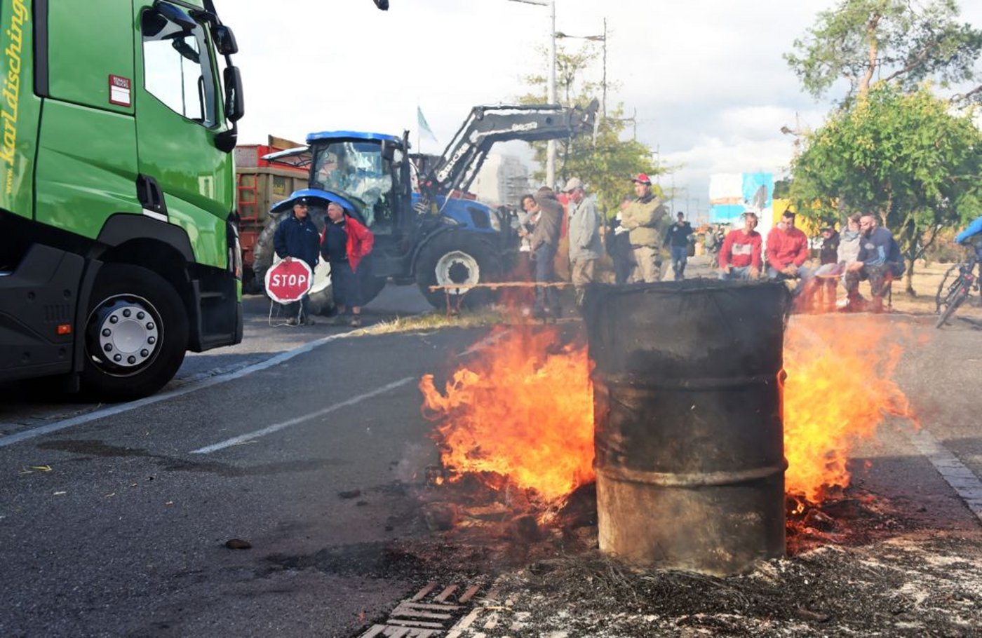 Französische Bauern blockieren mit ihren Traktoren die Rheinbrücke zwischen Kehl und Strassburg. (Bild Keystone)