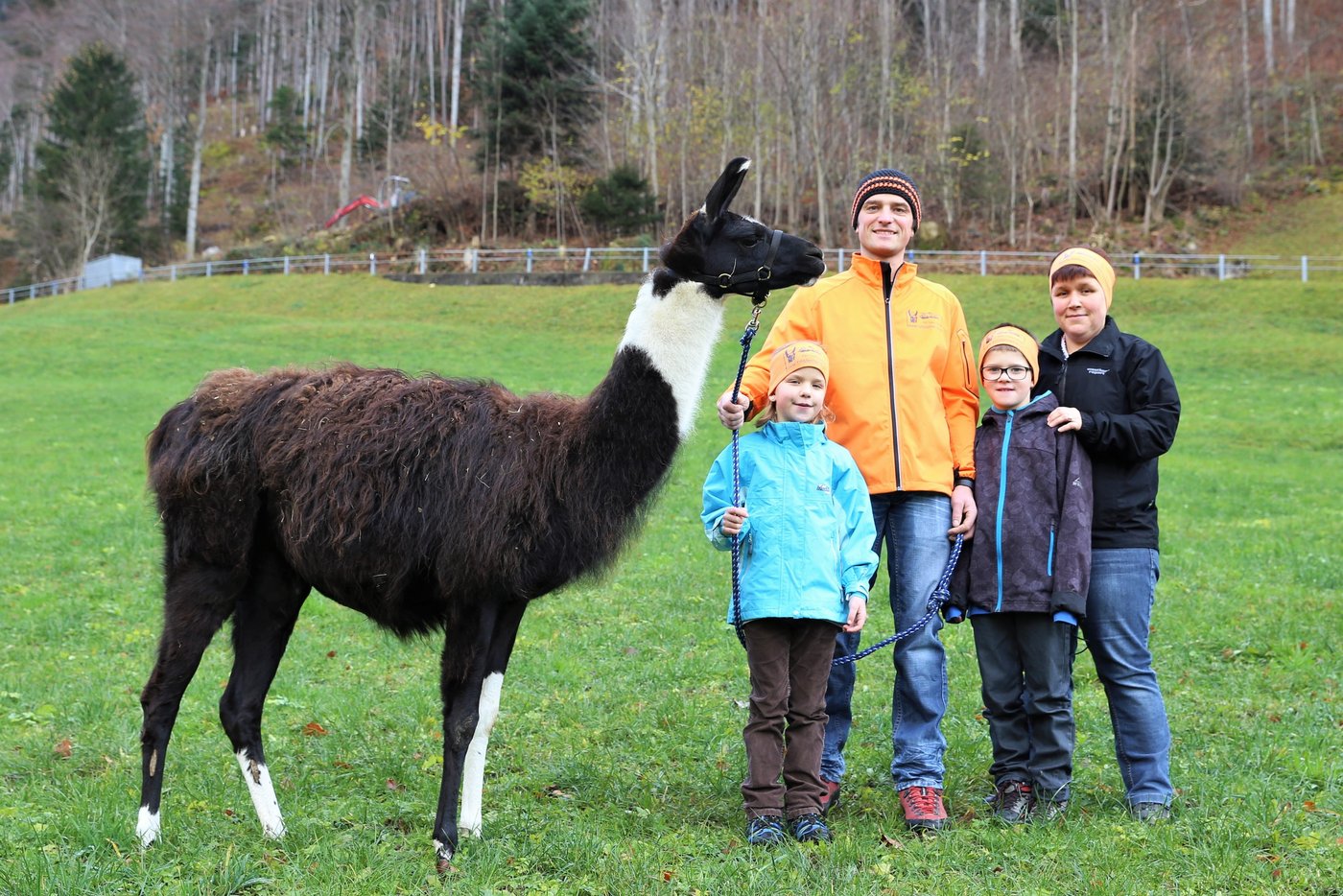 Gerda und Rolf Fedier-Infanger mit ihren Kindern Elias und Laura haben Freude an ihrer Zuchtstute Soleil.