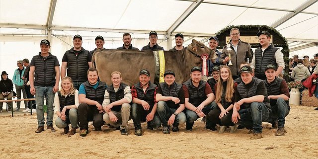 Das OK der Jubiläumsschau mit Rind Troya, der Gesamtsiegerin beim Braunvieh.