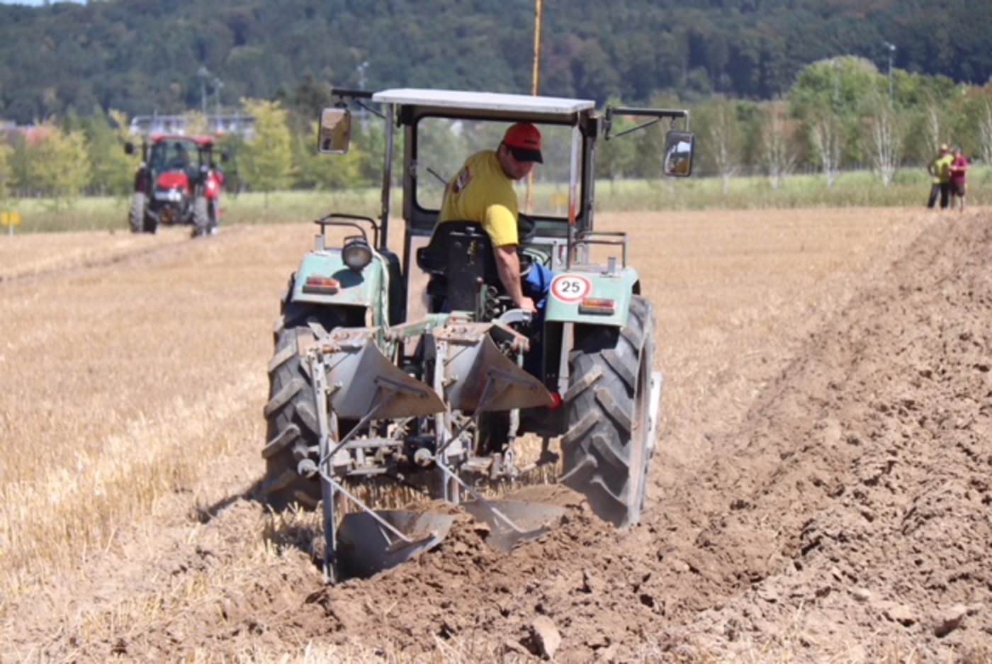 Ralf Peter aus Rickenbach bestritt als einziger in der Kategorie Ausscheidung den Wettkampf mit einen alten handgewendeten Pflug.