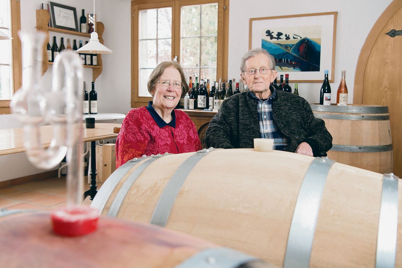 Seit langem Bio: Margrit und Louis Liesch im Degustationsraum ihres Weinguts in Malans.(Bild Olivia Aebli-Item)