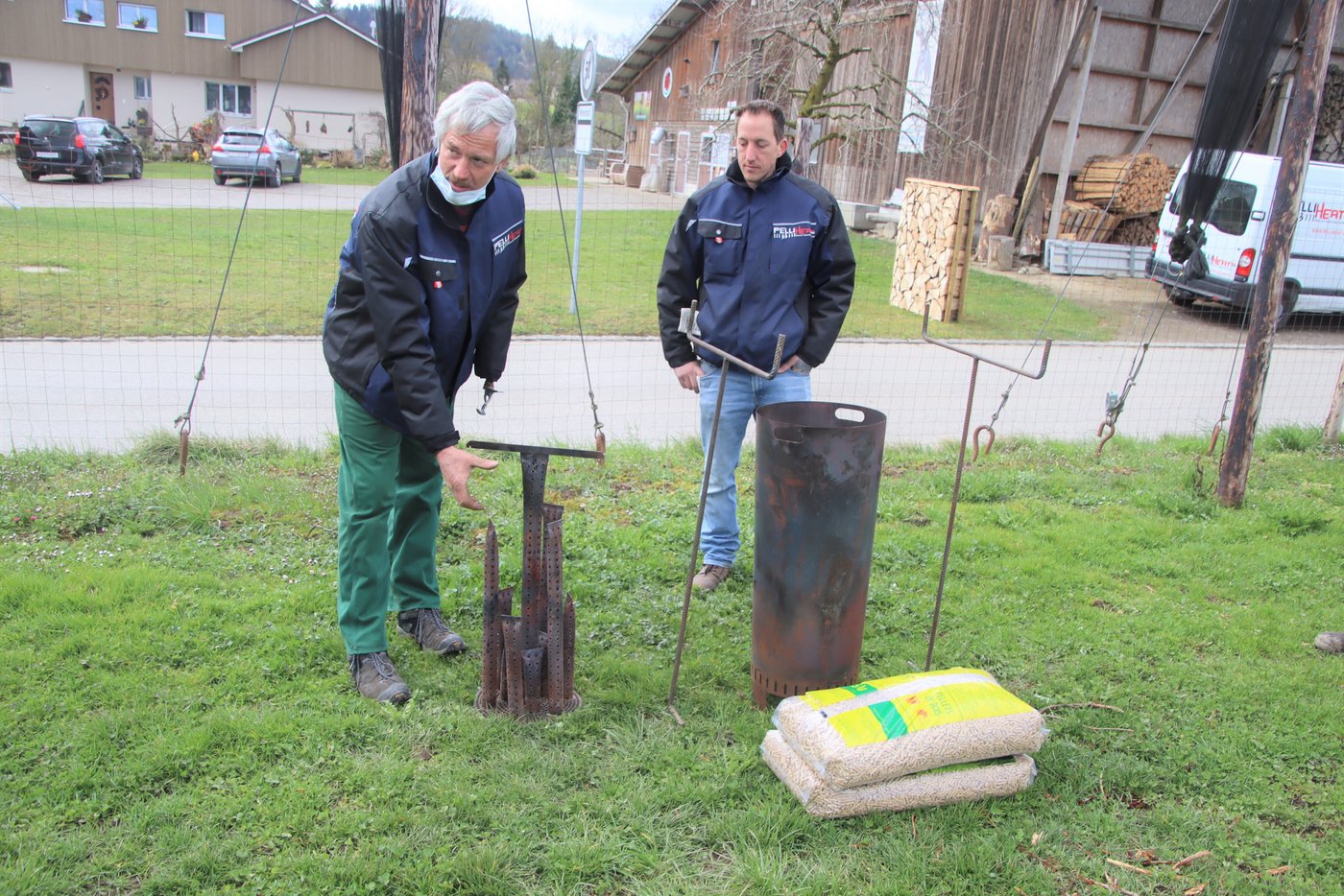 Samuel Bollinger (l.) und Romero Reginato präsentieren einen 34er Ofen, wo zwei 15 kg-Säcke mit Pellets eingefüllt werden können. Für die Frischluftzufuhr sorgen lochreiche Röhren im Ofeninneren. 