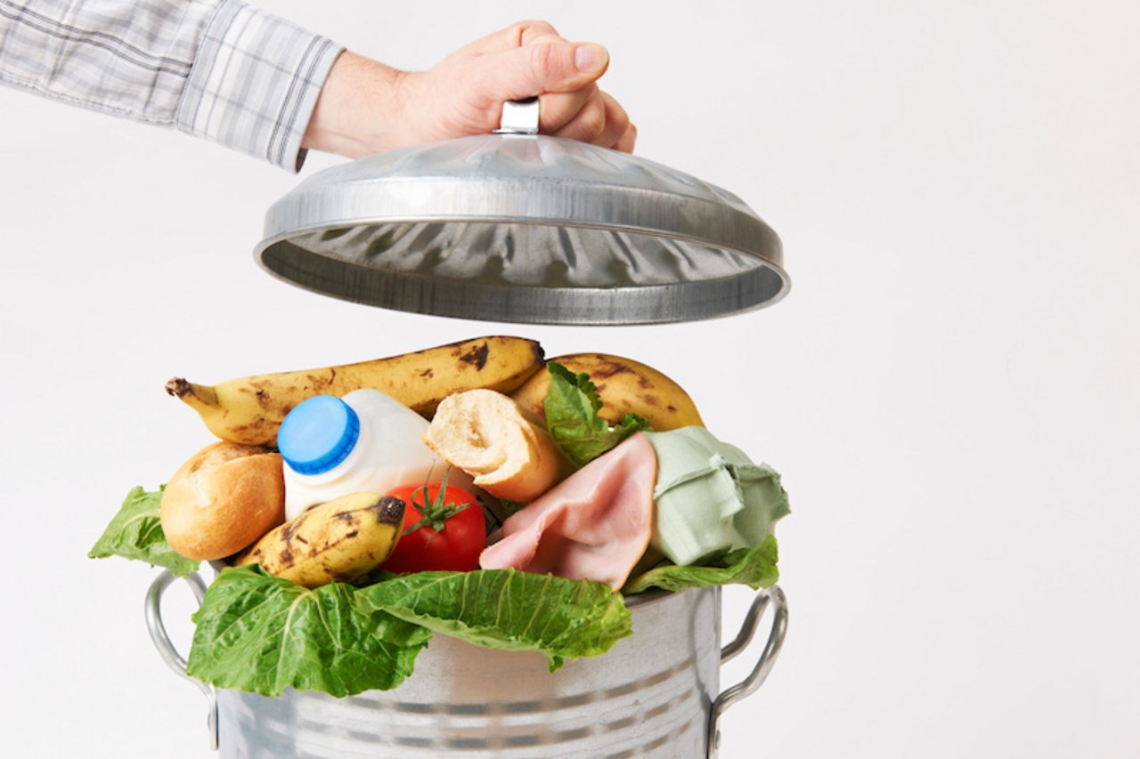 In den Schweizer Haushalten landen Lebensmittel im Wert von über 600 CHF pro Person und Jahr im Abfall. (Symbolbild BLW)