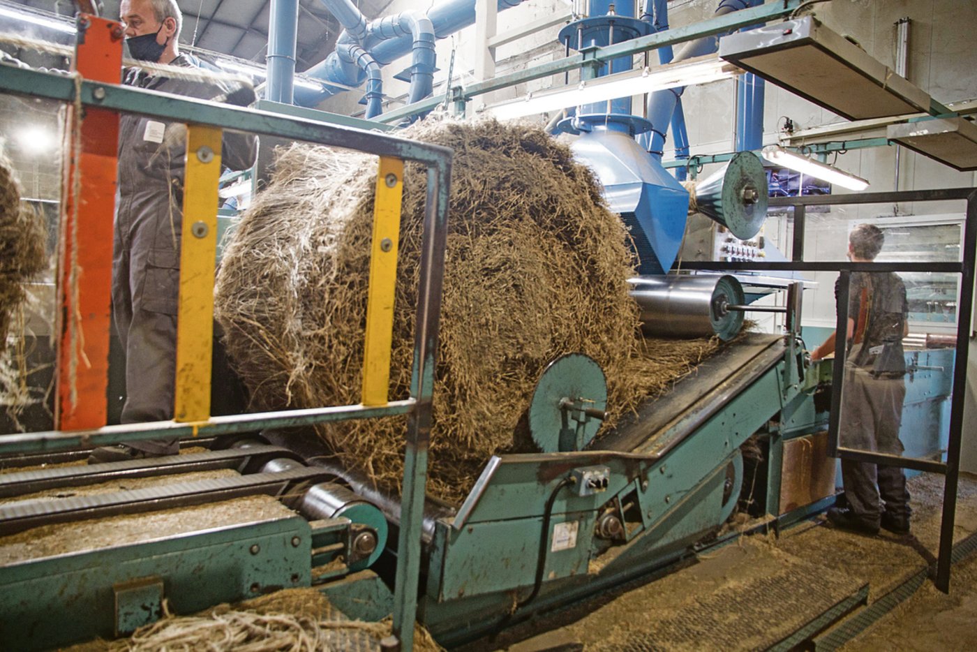 Die auf dem Feld gepressten Ballen werden in den Produktionsanlagen zum Weiterverarbeiten abgewickelt. (Bild Noëmi Elmiger)