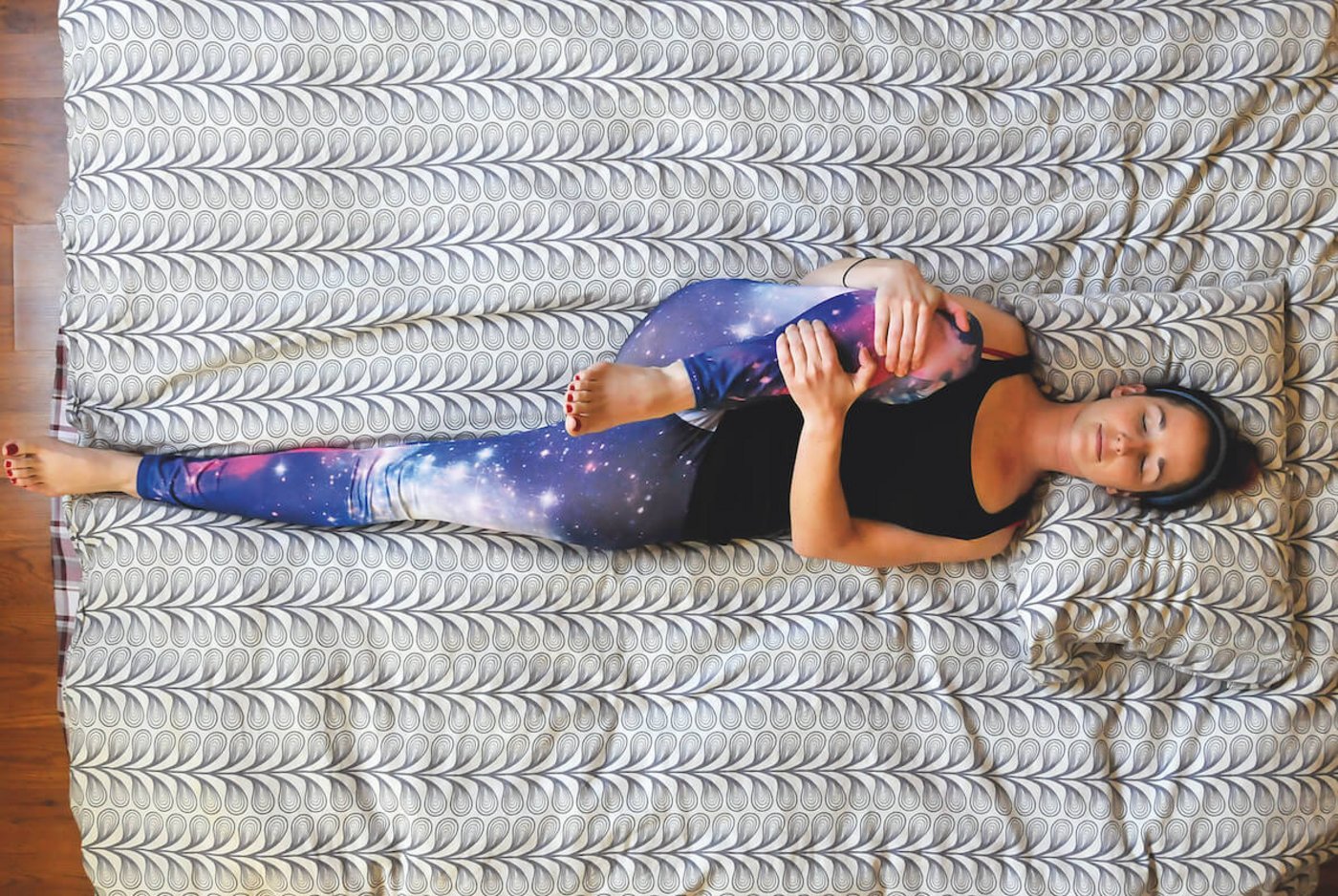 Ziehen Sie ein Bein sanft zur Brust, während das andere ausgestreckt bleibt. Einige Atemzüge so bleiben. Dann das Bein wechseln. (Bilder: liveseasoned.com)