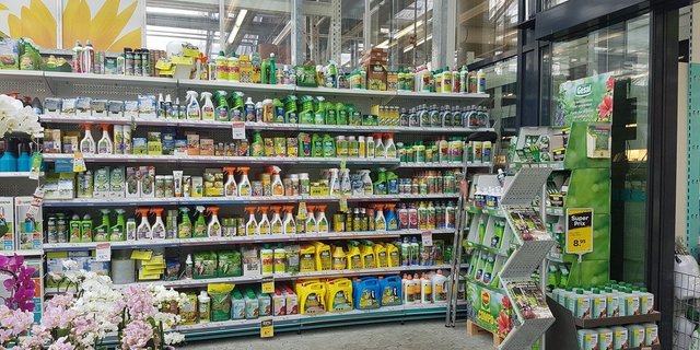 Im Gegensatz zu Landwirtinnen und Landwirten sind Laien, die im Detailhandel Pfalnzenschutzmittel kaufen können, nicht im Umgang damit geschult. (Bild Umweltamt des Kantons Jura)