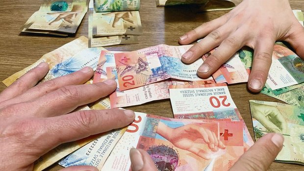 Geld ist teurer gewo Geld ist teurer geworden. Bei einer Umschuldung werden allerdings nicht Banknoten hin und her geschoben.