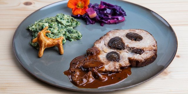 Schweinsbraten gefüllt mit Dörrzwetschgen an Marsalasauce, Spinatpizokel und Rotkraut. (Bild SRF/ Ueli Christoffel)