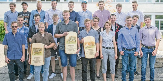 Strahlende und stolze Gesichter auch bei der Abschlussklasse H-LW3b. (Bild Natalie Boo)