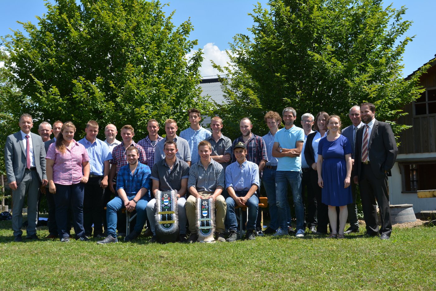 Landwirte EFZ flankiert von den Lehrerinnen und Lehrern.