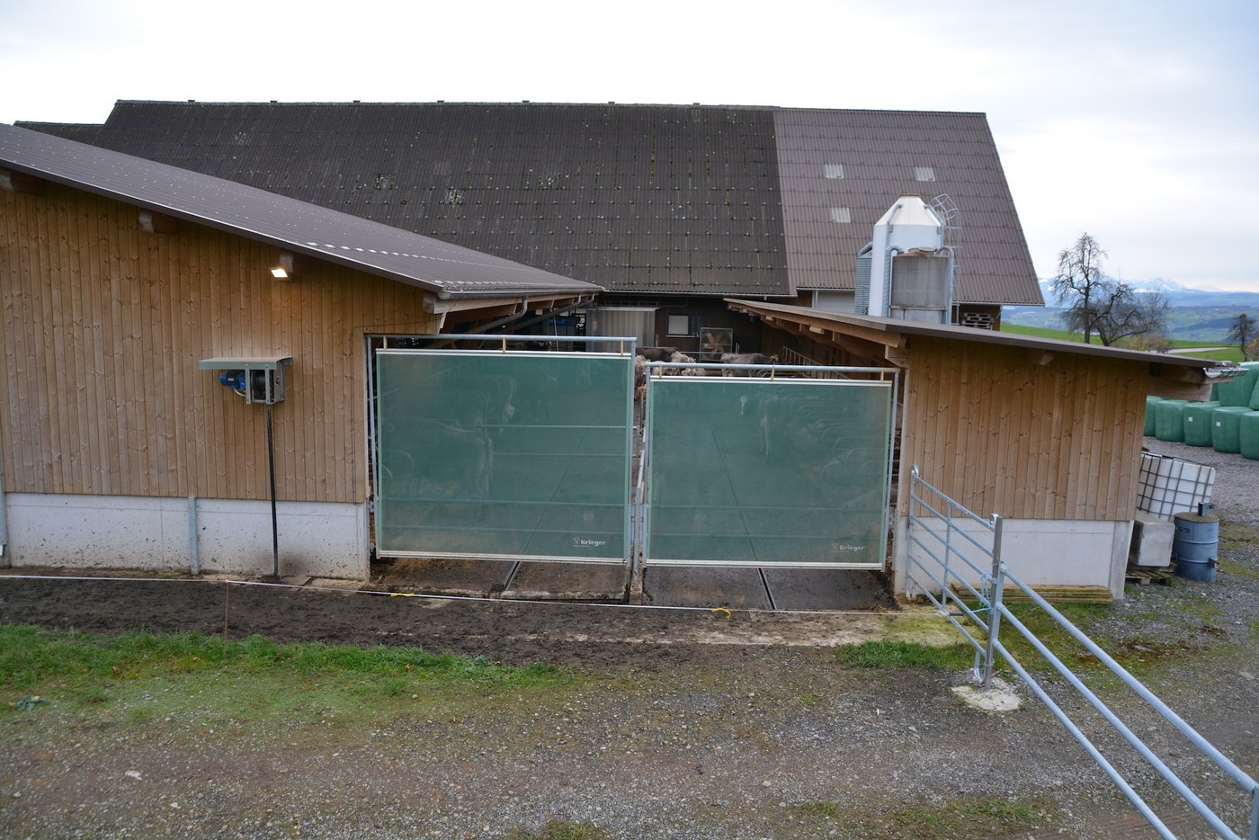 Der Betrieb Kaufmann, Ibenmoos, Kleinwangen, mit Neubau des Milchviehstalles (links)