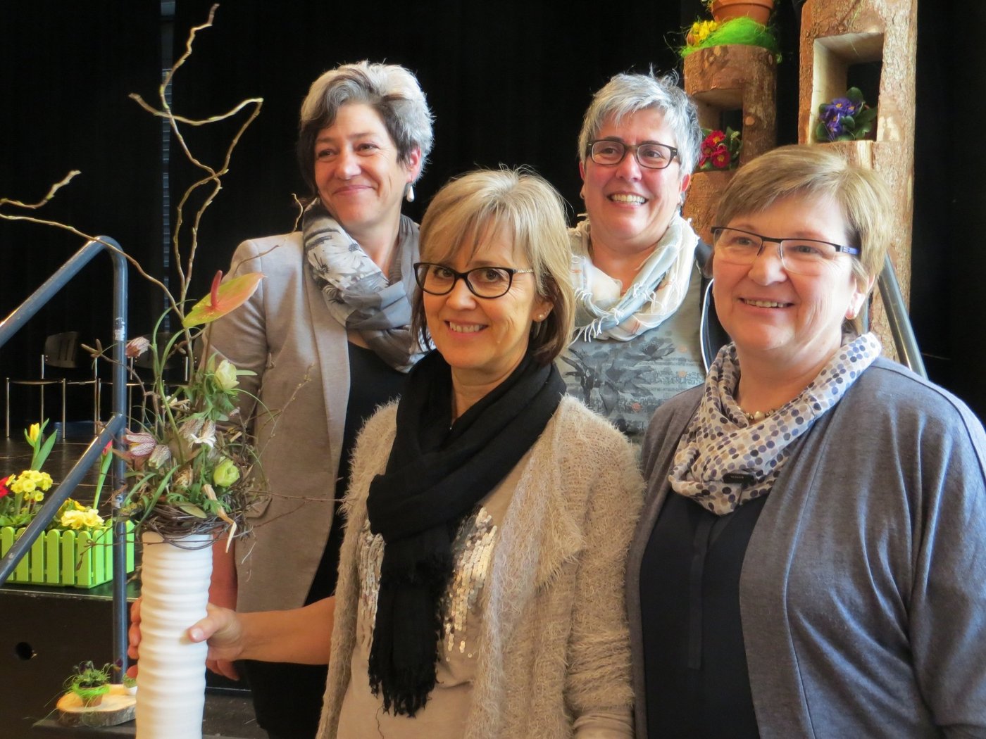 Referentin Renata Bürki, die geehrte Marie-Theres Gut, Bäuerinnen-Präsidentin Regula Bucheli und LBV-Vizepräsidentin Vreni Müller (v. l. n. r.).   (Bild Alois Hodel)