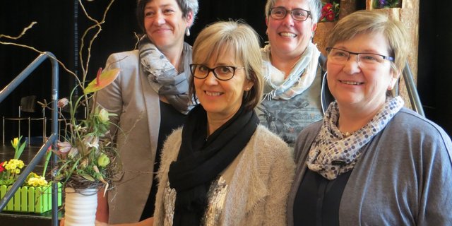 Referentin Renata Bürki, die geehrte Marie-Theres Gut, Bäuerinnen-Präsidentin Regula Bucheli und LBV-Vizepräsidentin Vreni Müller (v. l. n. r.).   (Bild Alois Hodel)