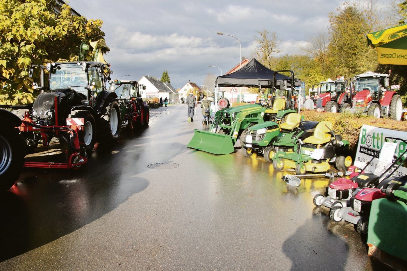 Am Montagmorgen sorgen die Landmaschinen- und Gerätehändler am Stammheimer Markt jeweils für eine Agrama im Kleinformat.(Bild Roland Müller)