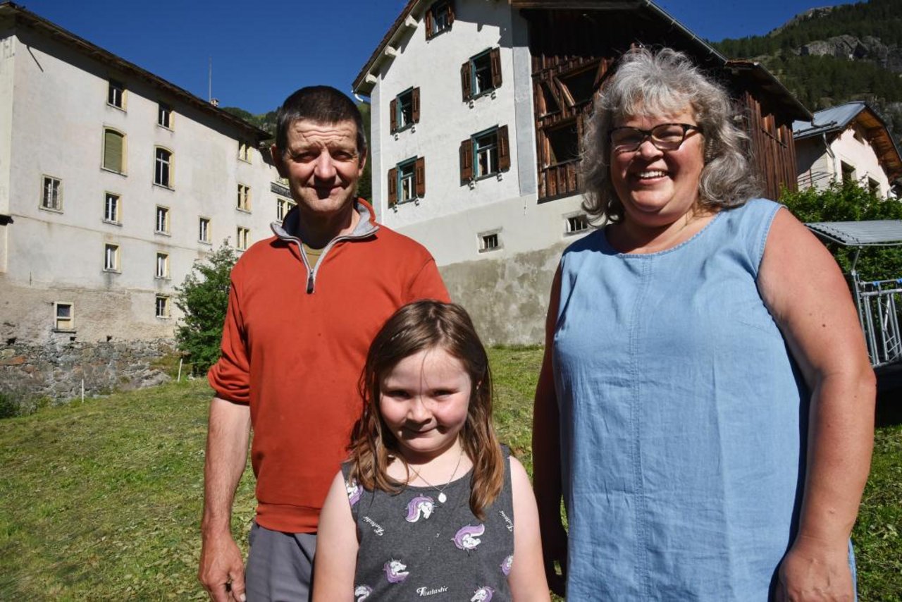 Biobauernfamilie aus Mulegns: Giatgen und Ursula Jegher mit ihrer Tochter Anna-Louisa. (Bilder SRF)