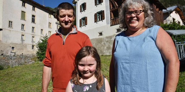 Biobauernfamilie aus Mulegns: Giatgen und Ursula Jegher mit ihrer Tochter Anna-Louisa. (Bilder SRF)
