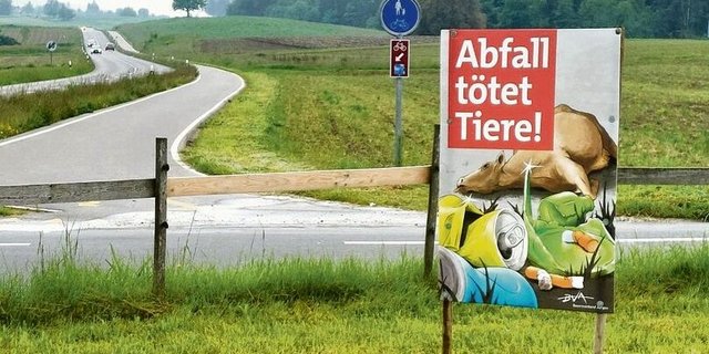 An über 100 Standorten haben Aargauer Bauernfamilien die Plakate aufgestellt, so auch Urs Baur in Egliswil.