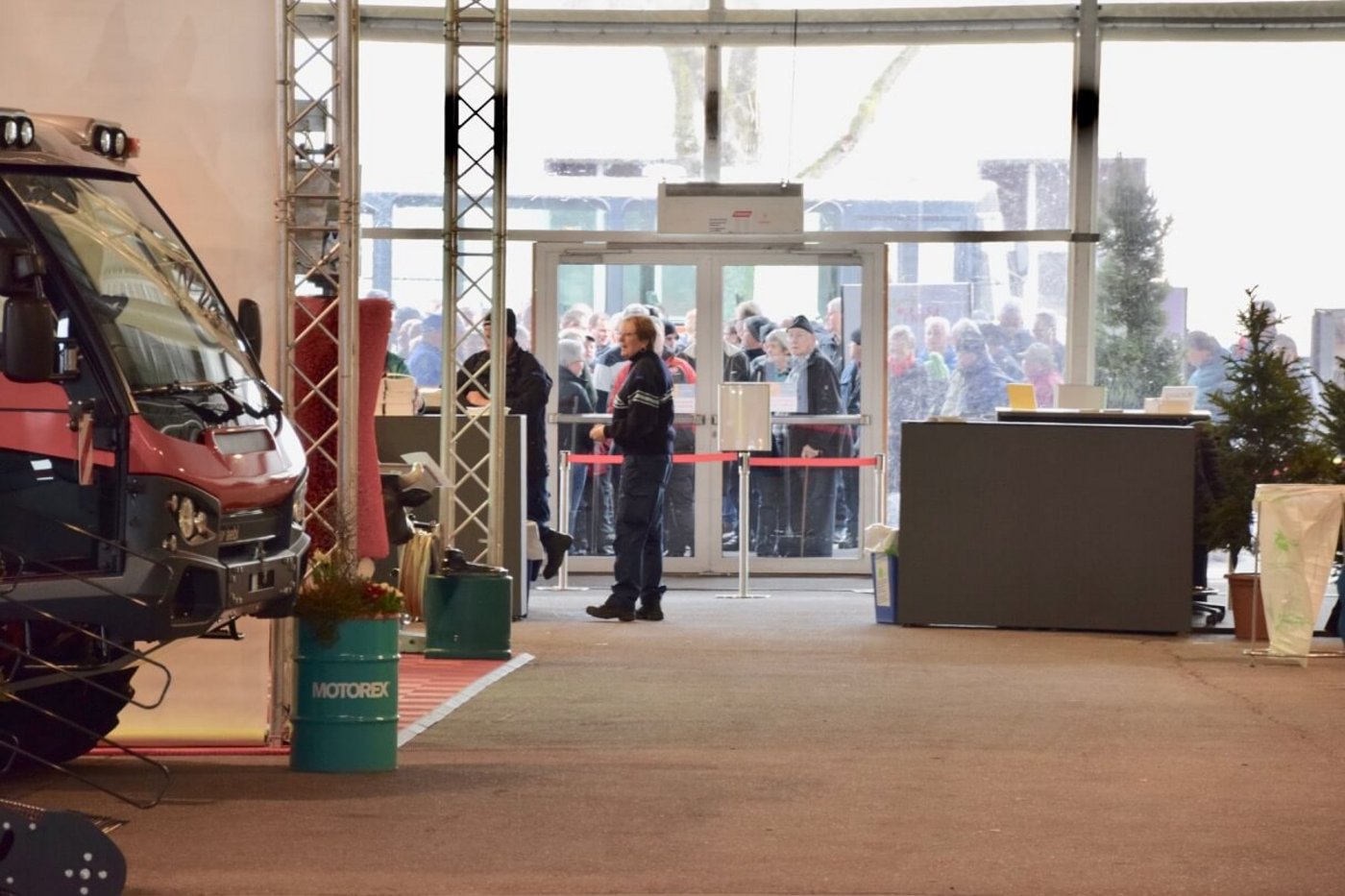 Die Besucher drängen sich bereits vor den Toren der Messe für Landwirtschaft, Wald und Forst. 