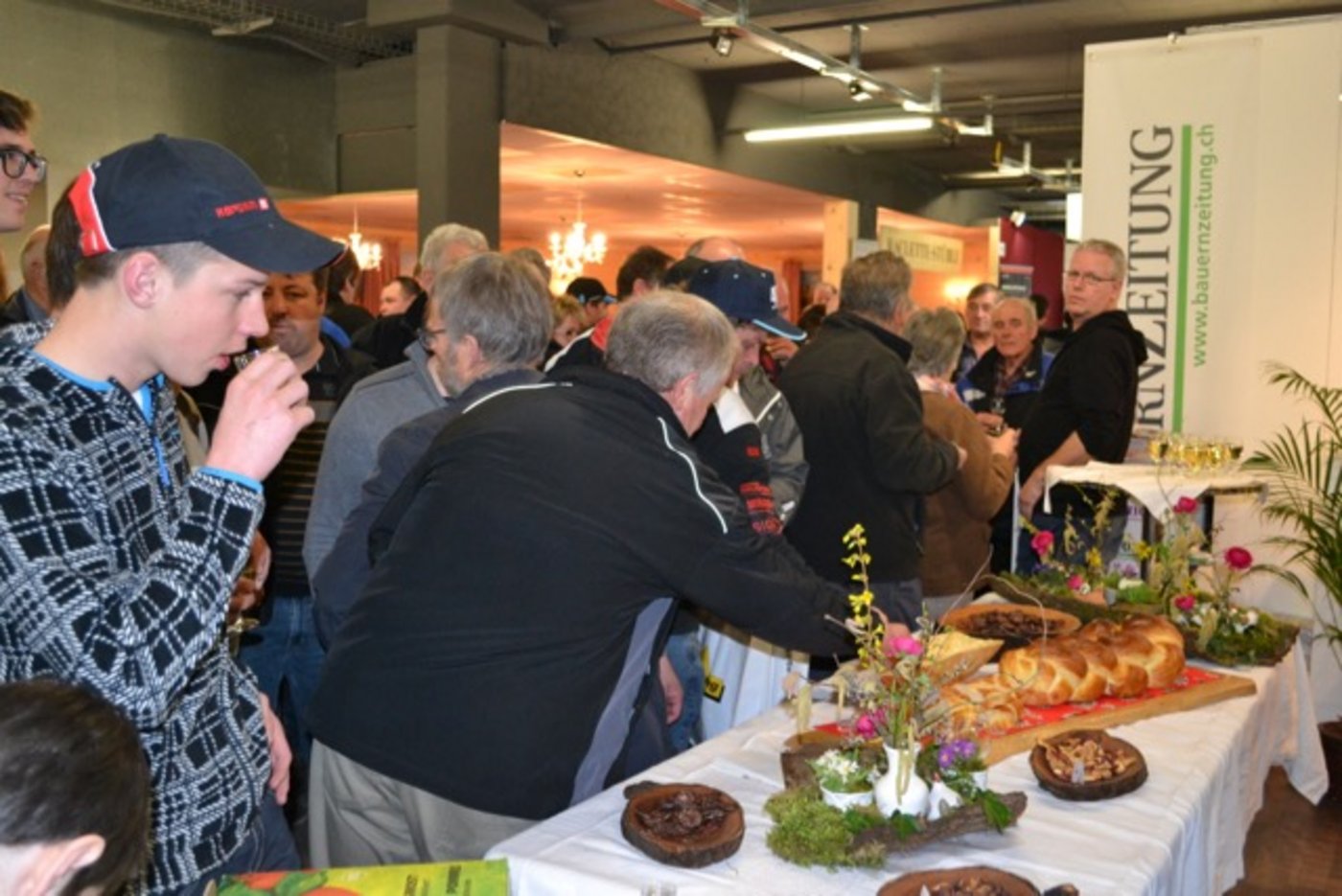 Genuss für Gross und Klein: Der traditionelle Leserapéro der BauernZeitung vermochte am Freitag wiederum zahlreiche Besucher anzulocken. (Bild Alois Heinzer)