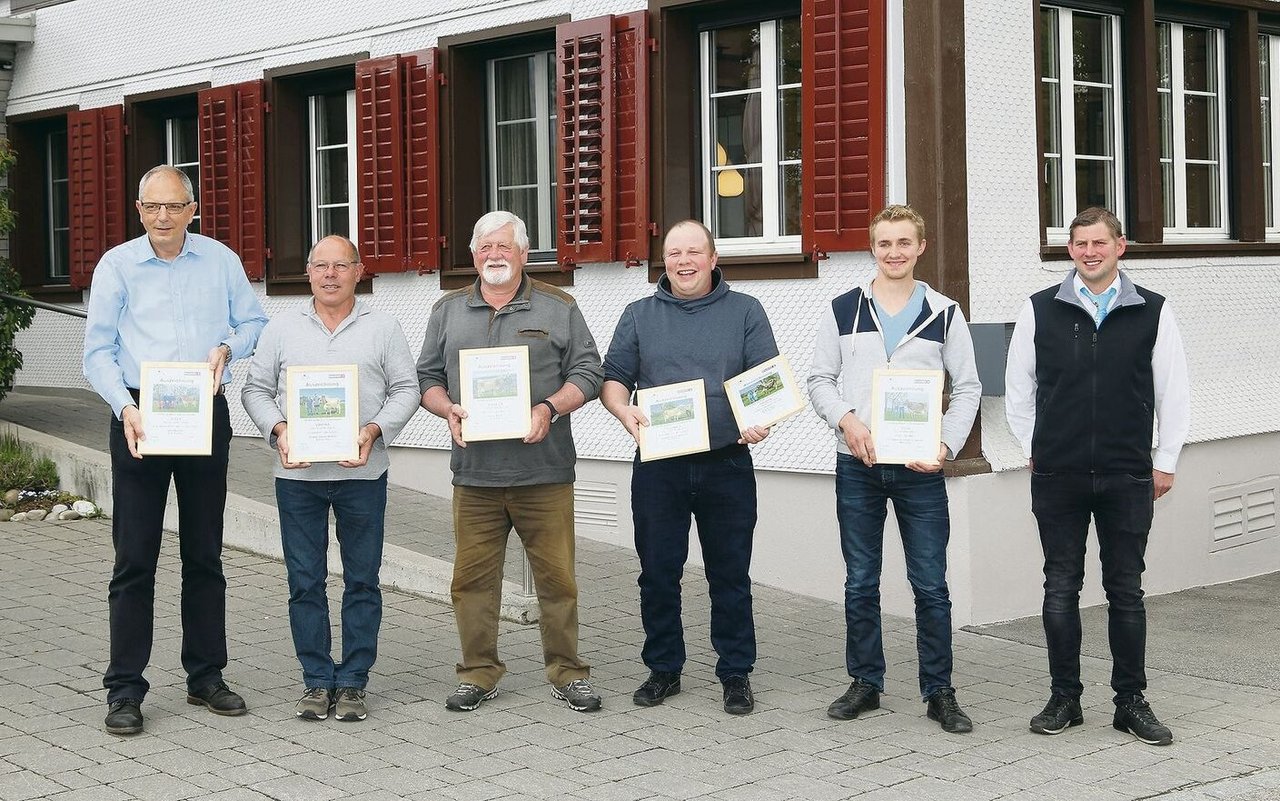 Vier der anwesenden Züchter der 100 000er-Kühe mit Braunvieh-Schweiz-Direktor Lucas Casanova (l.) und Cyrill Gauch (r.).