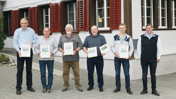 Vier der anwesenden Vier der anwesenden Züchter der 100 000er-Kühe mit Braunvieh-Schweiz-Direktor Lucas Casanova (l.) und Cyrill Gauch (r.).