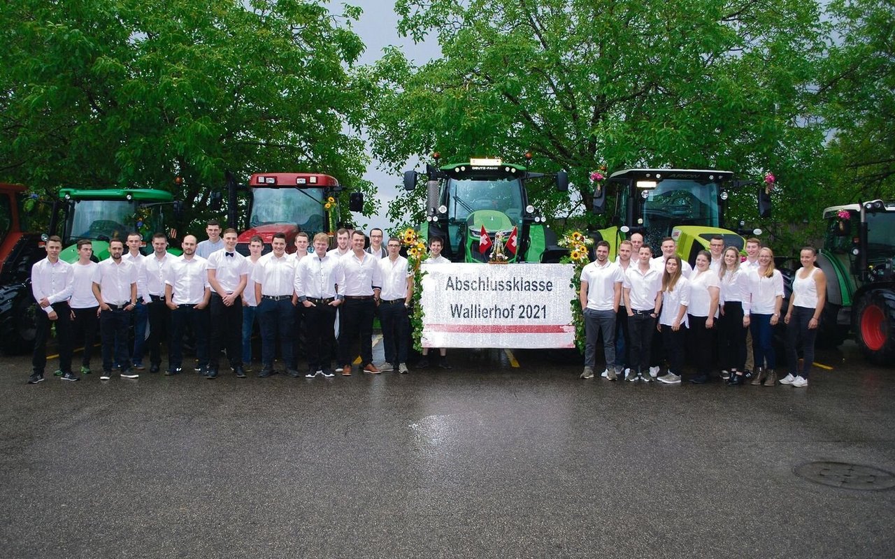 Zahlreiche Absolventinnen und Absolventen der Landwirtschaftsberufe haben heuer ihre Ausbildung erfolgreich abgeschlossen. Pandemie-bedingt hatten sie so einige Hürden zu meistern. Stellvertretend für alle neuen Berufsleute steht hier PS-stark die Abschlussklasse Landwirt/in EFZ des BZ Wallierhofs. 