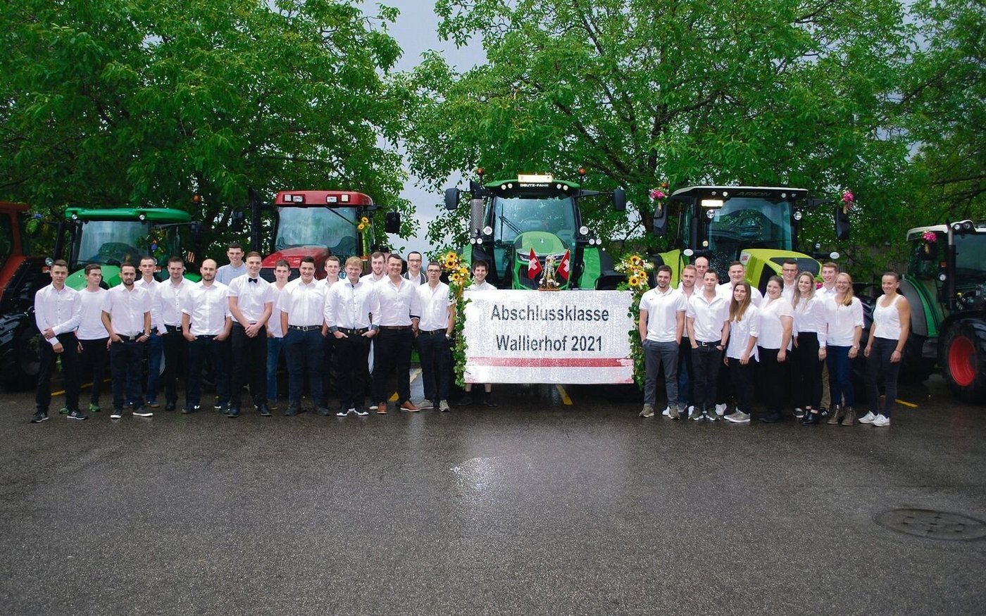 Zahlreiche Absolventinnen und Absolventen der Landwirtschaftsberufe haben heuer ihre Ausbildung erfolgreich abgeschlossen. Pandemie-bedingt hatten sie so einige Hürden zu meistern. Stellvertretend für alle neuen Berufsleute steht hier PS-stark die Abschlussklasse Landwirt/in EFZ des BZ Wallierhofs.  