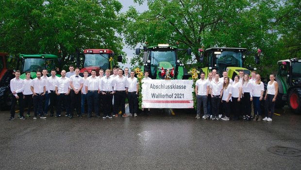 Zahlreiche Absolventinnen und Absolventen der Landwirtschaftsberufe haben heuer ihre Ausbildung erfolgreich abgeschlossen. Pandemie-bedingt hatten sie so einige Hürden zu meistern. Stellvertretend für alle neuen Berufsleute steht hier PS-stark die Abschlussklasse Landwirt/in EFZ des BZ Wallierhofs. 