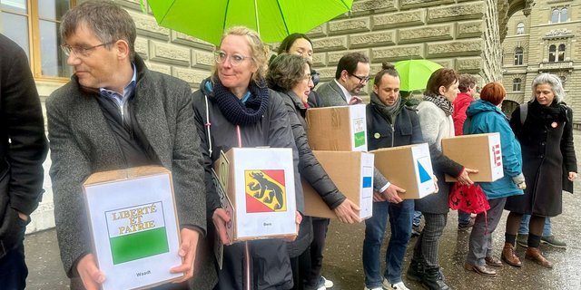 Die Nationalräte Roger Nordmann, Balthasar Glättli und Aline Trede reichen Unterschriften-Kisten ein.