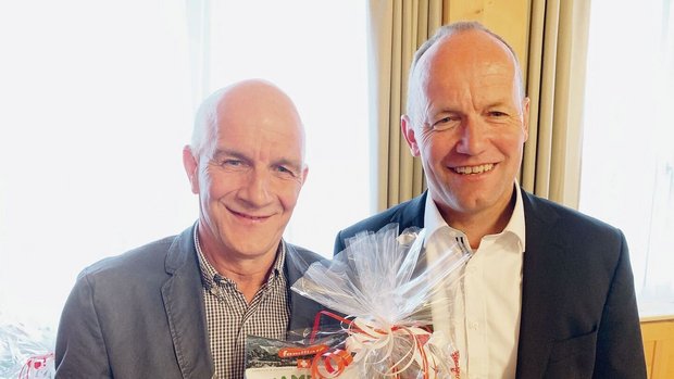 Das neue Ehrenmitgli Das neue Ehrenmitglied Sepp Murer (links) mit dem ZBB-Präsidenten Jakob Lütolf.