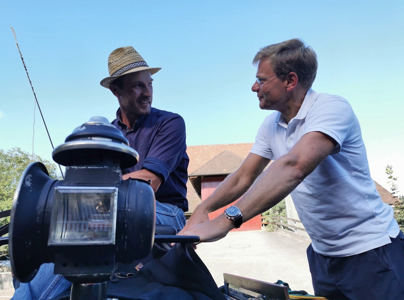 Martin Keller dankt Christian Gerber für die Fahrt. (Bild sb)