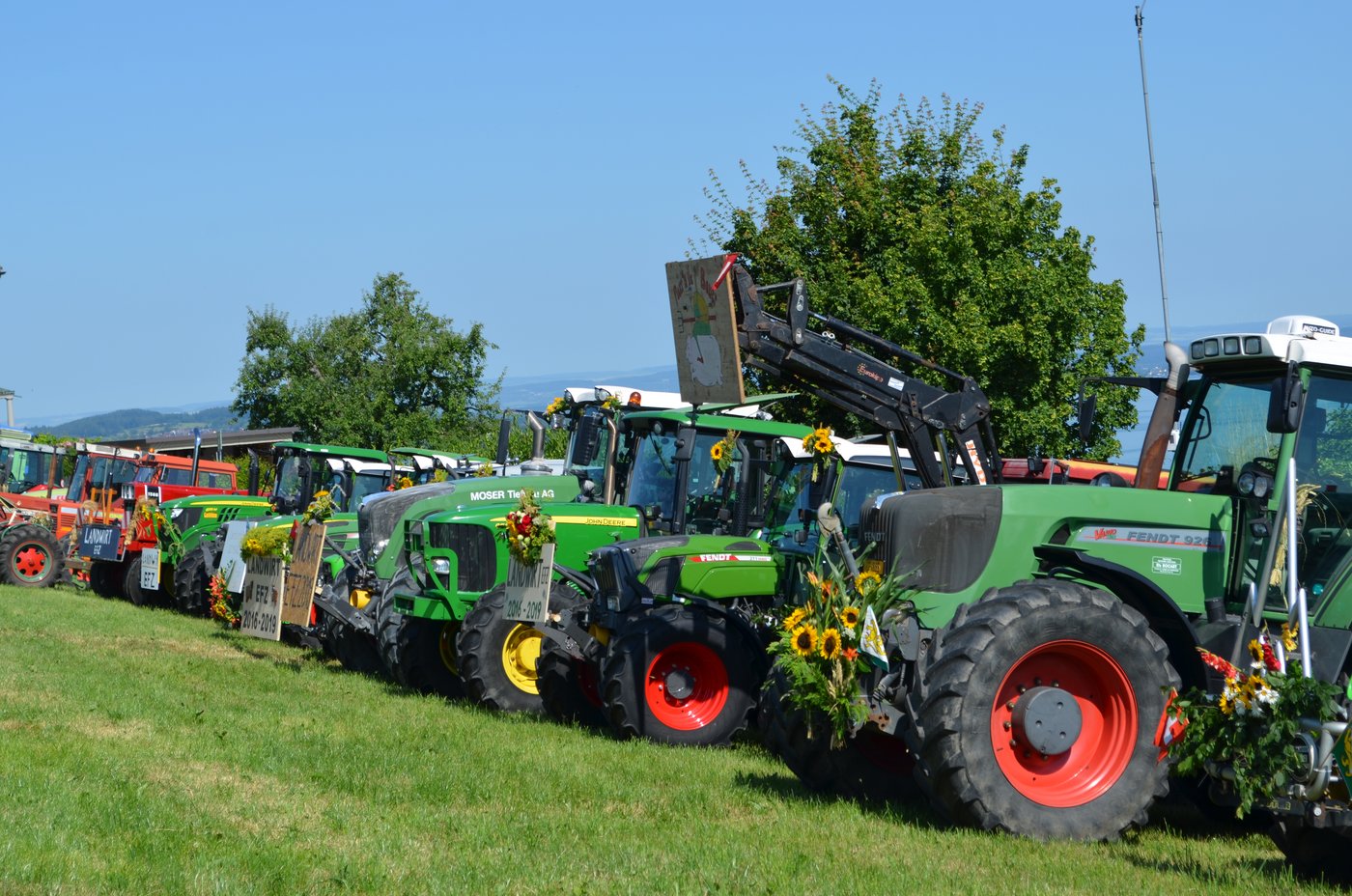 Die Absolventinnen präsentierten sorgfältig geschmückte Traktoren.
