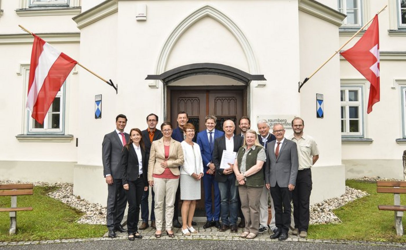 Die Unterzeichnung fand auf Schloss Gumpenstein statt. (Bild Agroscope)