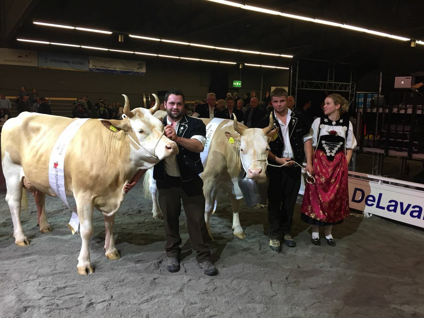 Rechts die Miss links die Schöneutersiegerin. (Bild pf/sb)