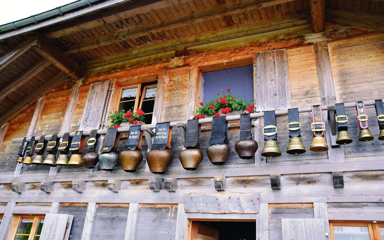 Viele Alphütten und Alpbeizli im Gurnigelgebiet sind mit Treicheln und Glocken geschmückt. 
