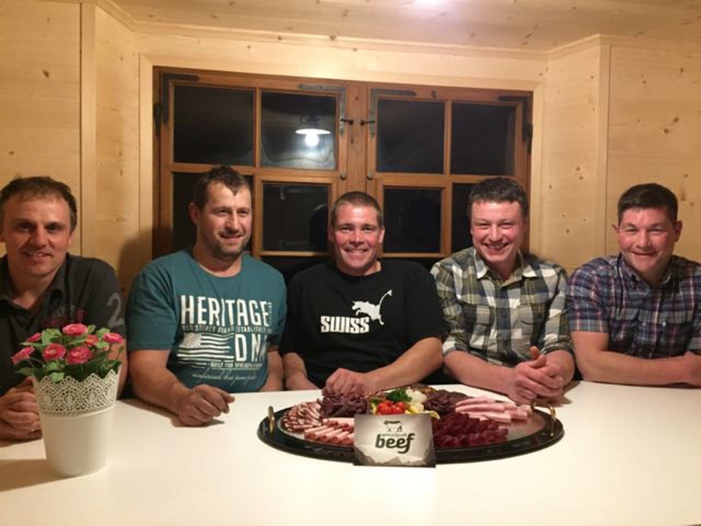 Die Gesichter hinter des Vereins «Appenzeller Beef»: (von links) Kilian Wild (Revisor), Daniel Wyss (Präsident), Peter Gätzi (Aktuar), Sandro Broger (Kassier) und Philip Fässler. (Bild zVg)