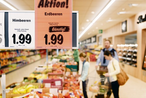 Sieht der Konsument oder die Konsumentin ein Aktionsschild, kann die womöglich durchaus vorhandene Treue zur Schweizer Landwirtschaft schon einmal vergessen gehen. (Bild Keystone)