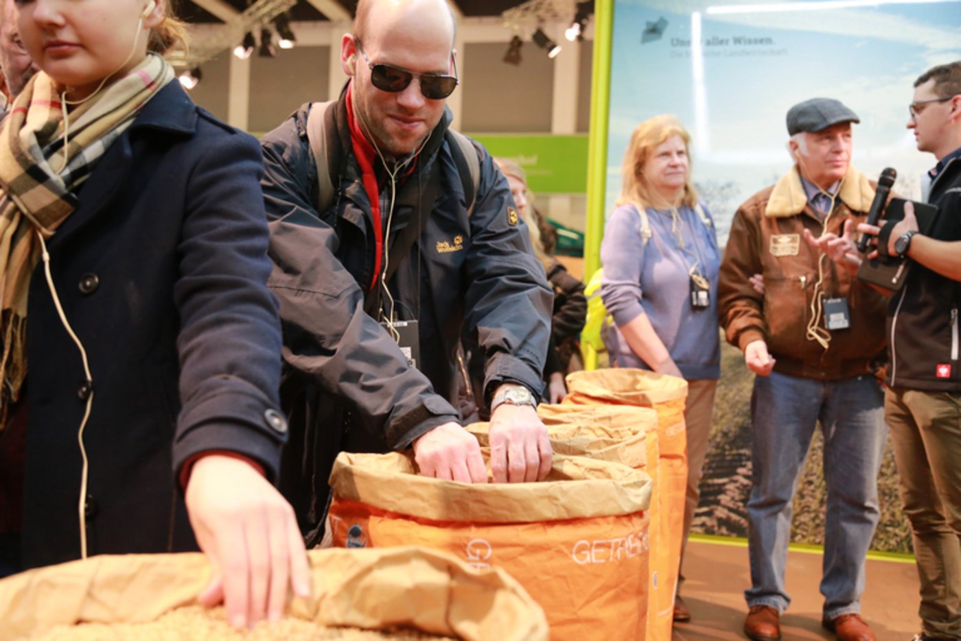 Bei der Blindengruppe war das Befühlen der verschiedenen Getreidekörner besonders beliebt.