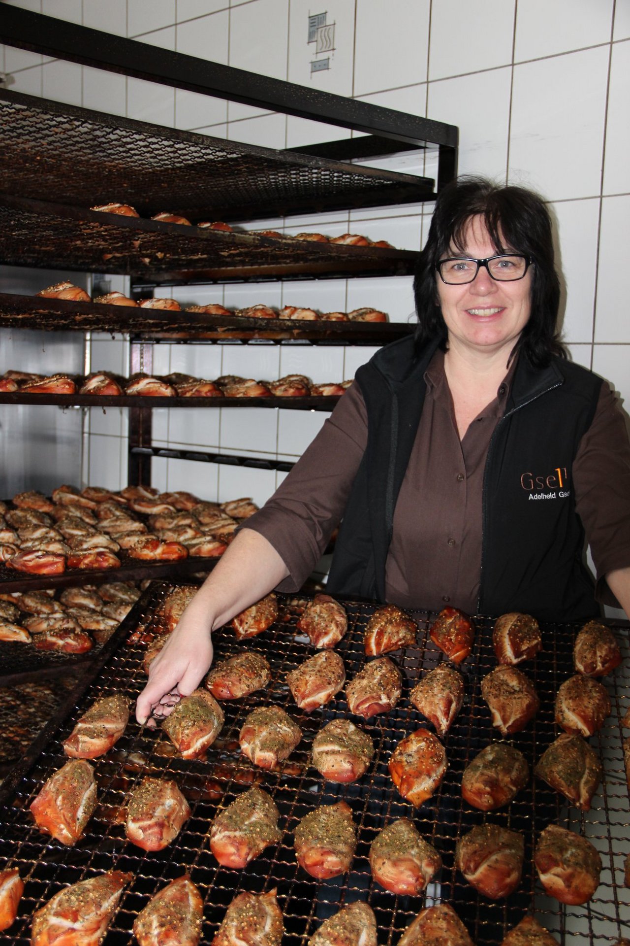 Adelheid Gsells Spezialität sind "g'räuchti Pouletbrüstli". (Bild Gsell Spezialitäten)