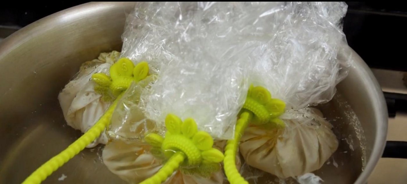 Mit einem Plastiksack lassen sich Eier ganz einfach porchieren. (Bild Screenshot gallosuisse.ch)