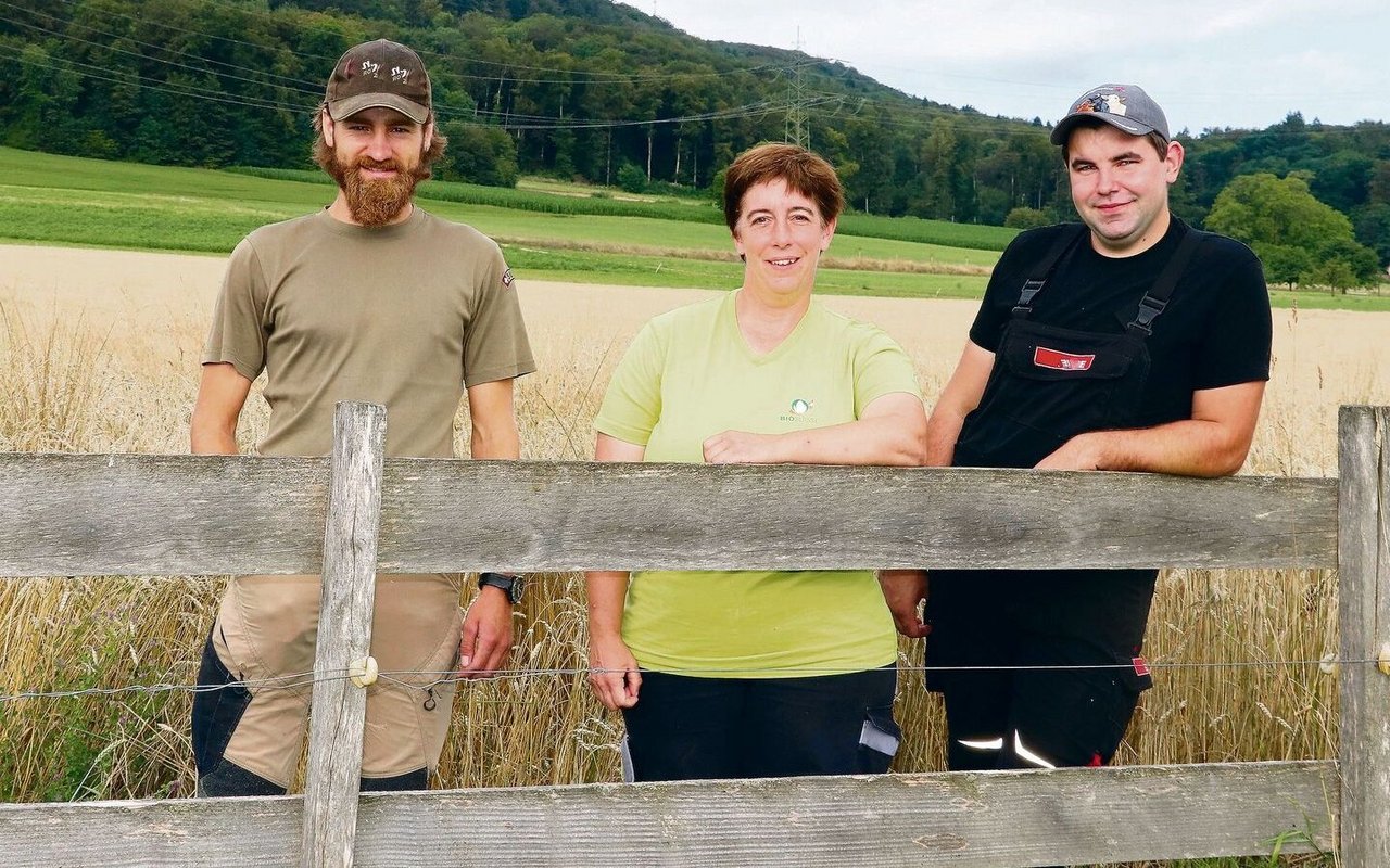 Ein erfolgreiches Trio: die beiden Landwirte Raphael Amgwerd (links) und Willy Bertschi mit Sabine Rinderknecht, Betriebsleiterin vom Neuhof.