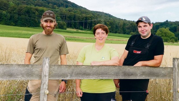 Ein erfolgreiches Trio: die beiden Landwirte Raphael Amgwerd (links) und Willy Bertschi mit Sabine Rinderknecht, Betriebsleiterin vom Neuhof.